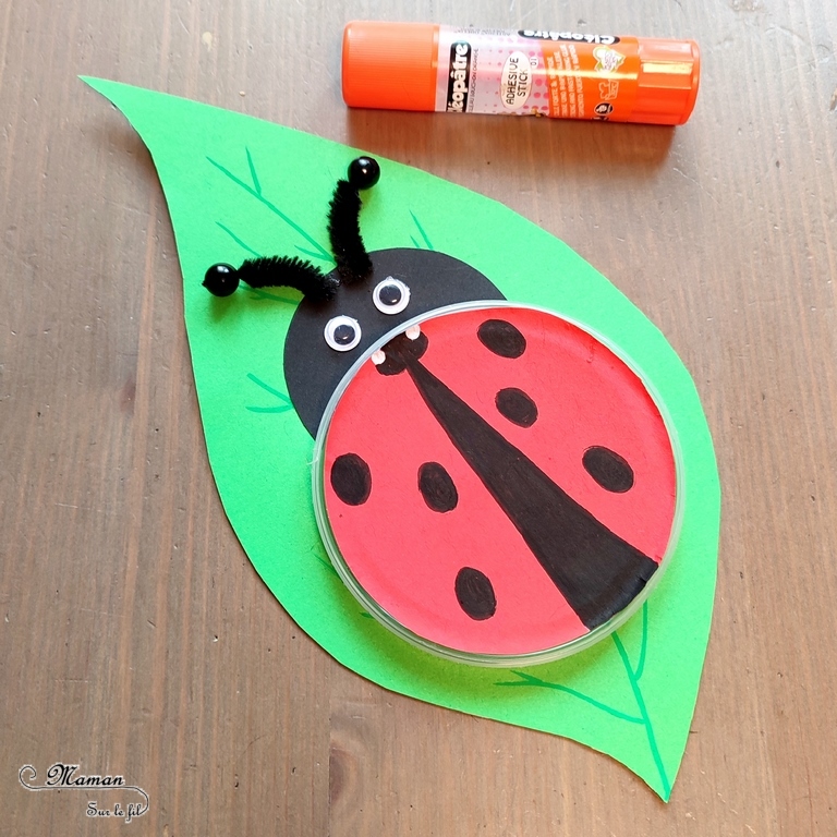 Activité créative et manuelle enfants - Fabriquer des insectes en récup' de bouchons de chips type Pringles - Abeille et coccinelle sur leur feuille - recyclage, surcyclage de bouchons de boites de chips et tuiles type Pringles -Découpage et collage de papier et de calque- Dessin - Décoration - Bricolage facile et rapide pour le printemps ou un thème sur les insectes et animaux - Arts visuels Maternelle et élémentaire - Créativité - Cycle 1 ou 2 - Tutoriel Photos - mslf