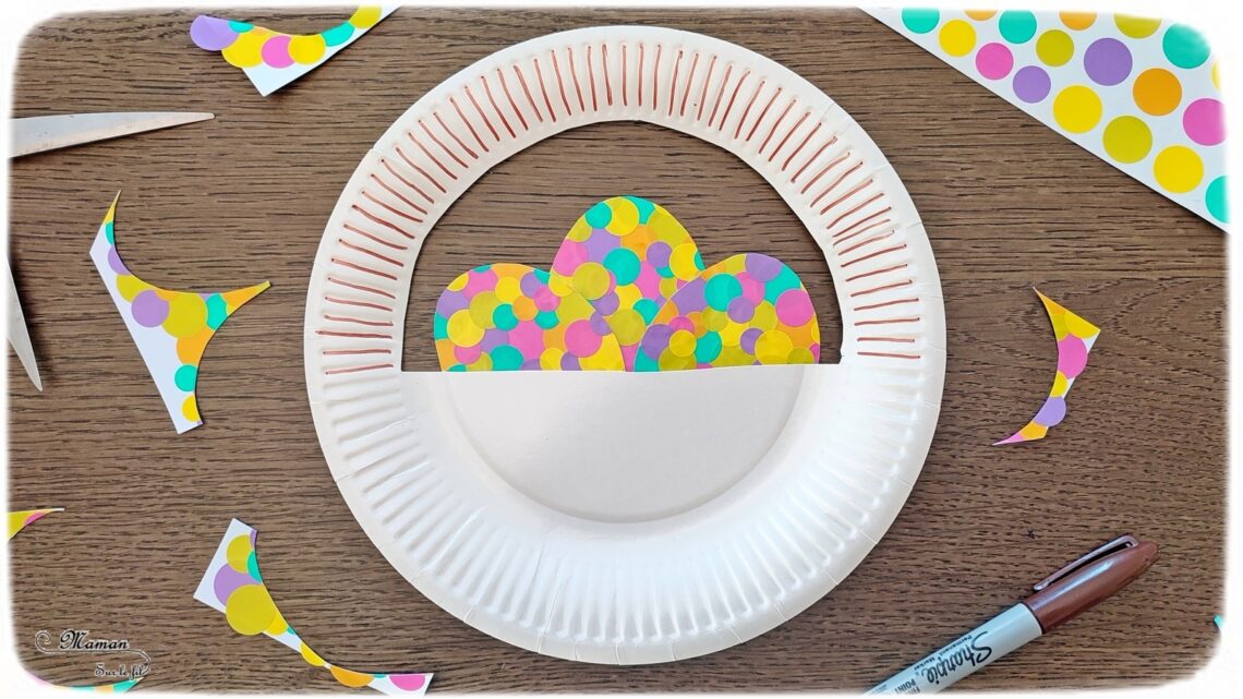 Activité créative et manuelle enfants - Fabriquer un panier et des oeufs de Pâques avec une assiette en carton et des gommettes couleurs Pastels - découpage collage - Bricolage facile et rapide pour les plus petits - Récup, recyclage, surcyclage - Printemps, Pâques et thème animaux - Arts visuels préscolaire Maternelle et élémentaire - Créativité - Cycle 1 ou 2 - mslf