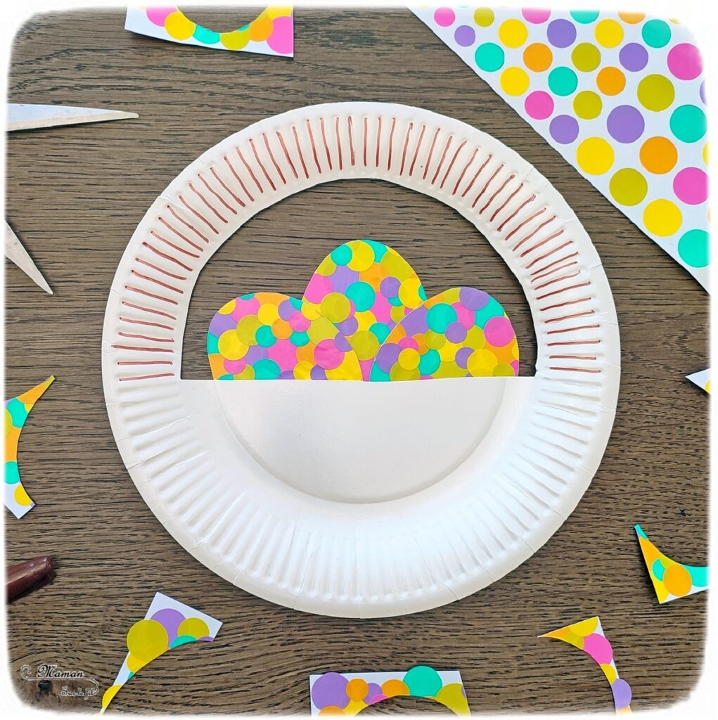 Activité créative et manuelle enfants - Fabriquer un panier et des oeufs de Pâques avec une assiette en carton et des gommettes couleurs Pastels - découpage collage - Bricolage facile et rapide pour les plus petits - Récup, recyclage, surcyclage - Printemps, Pâques et thème animaux - Arts visuels préscolaire Maternelle et élémentaire - Créativité - Cycle 1 ou 2 - mslf