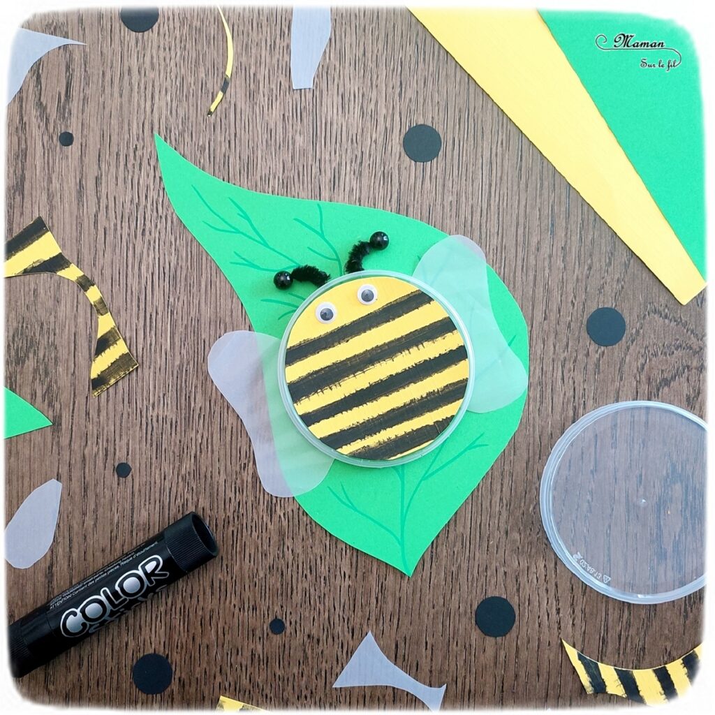 Activité créative et manuelle enfants - Fabriquer des insectes en récup' de bouchons de chips type Pringles - Abeille et coccinelle sur leur feuille - recyclage, surcyclage de bouchons de boites de chips et tuiles type Pringles -Découpage et collage de papier et de calque- Dessin - Décoration - Bricolage facile et rapide pour le printemps ou un thème sur les insectes et animaux - Arts visuels Maternelle et élémentaire - Créativité - Cycle 1 ou 2 - Tutoriel Photos - mslf