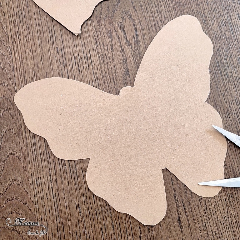 Activité créative et manuelle enfants - Fabriquer un papillon en carton et en fleurs, pâquerettes, pissenlits... - Récup, recyclage, surcyclage - Découpage, bricolage, dessin, jeu DIY - Motricité fine et nature - Land art avec fleurs - Mettre les fleurs dans les trous - Décoration - Bricolage facile et rapide pour le printemps ou un thème sur les insectes - Arts visuels Maternelle et élémentaire - Créativité - Cycle 1 ou 2 - travail autour de la symétrie possible - tutoriel photos - mslf