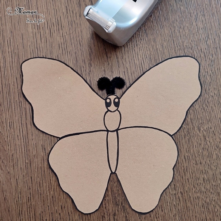 Activité créative et manuelle enfants - Fabriquer un papillon en carton et en fleurs, pâquerettes, pissenlits... - Récup, recyclage, surcyclage - Découpage, bricolage, dessin, jeu DIY - Motricité fine et nature - Land art avec fleurs - Mettre les fleurs dans les trous - Décoration - Bricolage facile et rapide pour le printemps ou un thème sur les insectes - Arts visuels Maternelle et élémentaire - Créativité - Cycle 1 ou 2 - travail autour de la symétrie possible - tutoriel photos - mslf