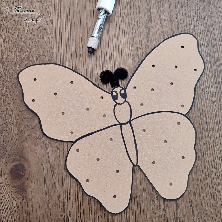 Activité créative et manuelle enfants - Fabriquer un papillon en carton et en fleurs, pâquerettes, pissenlits... - Récup, recyclage, surcyclage - Découpage, bricolage, dessin, jeu DIY - Motricité fine et nature - Land art avec fleurs - Mettre les fleurs dans les trous - Décoration - Bricolage facile et rapide pour le printemps ou un thème sur les insectes - Arts visuels Maternelle et élémentaire - Créativité - Cycle 1 ou 2 - travail autour de la symétrie possible - tutoriel photos - mslf