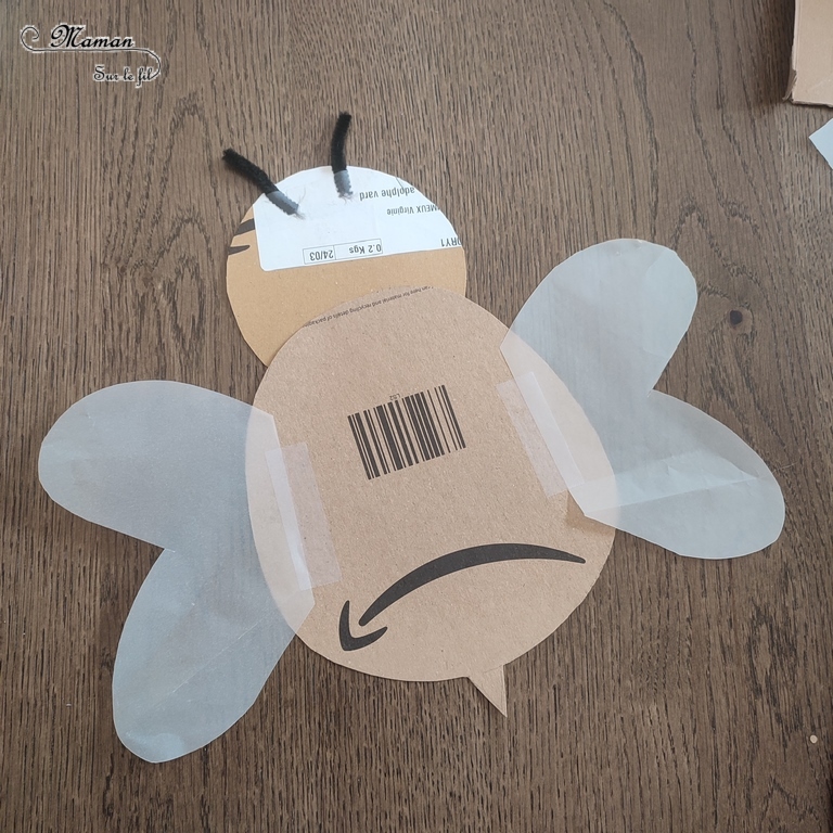 Activité créative et manuelle enfants - Fabriquer une abeille en carton et en pissenlits - Récup, recyclage, surcyclage - Découpage, bricolage, dessin, jeu DIY - Motricité fine et nature - Land art avec fleurs - Mettre les pissenlits ou autres fleurs jaunes dans les trous - Décoration - Bricolage facile et rapide pour le printemps ou un thème sur les insectes - Arts visuels Maternelle et élémentaire - Créativité - Cycle 1 ou 2 - tutoriel photos - mslf