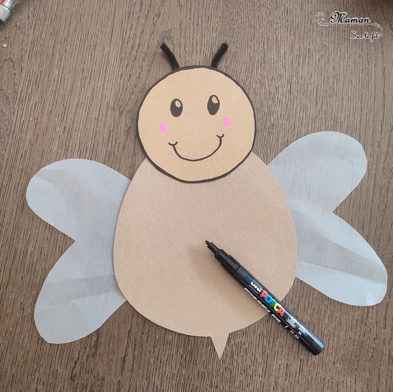 Activité créative et manuelle enfants - Fabriquer une abeille en carton et en pissenlits - Récup, recyclage, surcyclage - Découpage, bricolage, dessin, jeu DIY - Motricité fine et nature - Land art avec fleurs - Mettre les pissenlits ou autres fleurs jaunes dans les trous - Décoration - Bricolage facile et rapide pour le printemps ou un thème sur les insectes - Arts visuels Maternelle et élémentaire - Créativité - Cycle 1 ou 2 - tutoriel photos - mslf