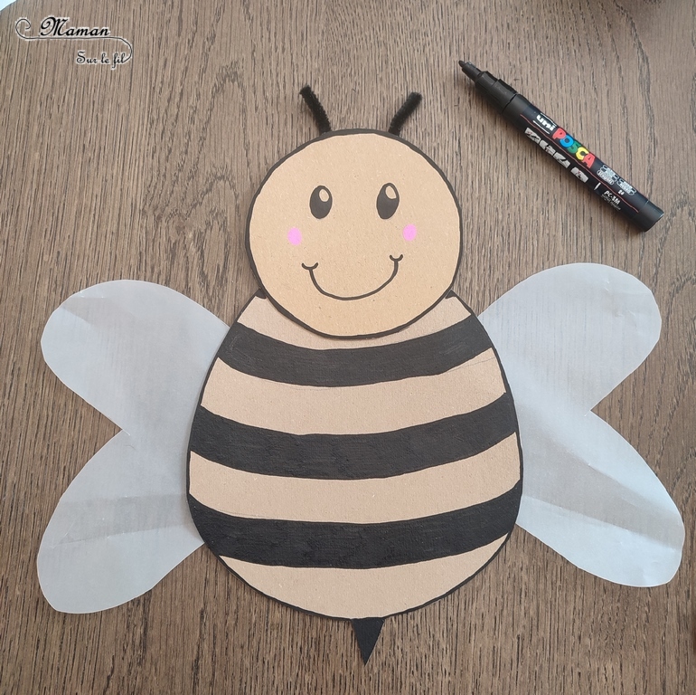 Activité créative et manuelle enfants - Fabriquer une abeille en carton et en pissenlits - Récup, recyclage, surcyclage - Découpage, bricolage, dessin, jeu DIY - Motricité fine et nature - Land art avec fleurs - Mettre les pissenlits ou autres fleurs jaunes dans les trous - Décoration - Bricolage facile et rapide pour le printemps ou un thème sur les insectes - Arts visuels Maternelle et élémentaire - Créativité - Cycle 1 ou 2 - tutoriel photos - mslf