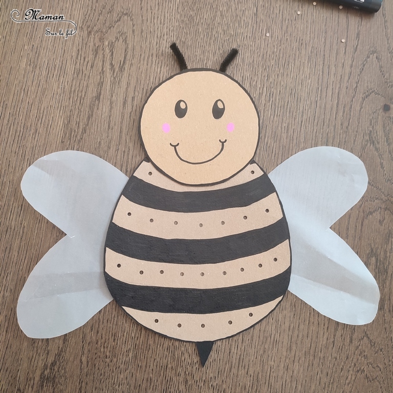 Activité créative et manuelle enfants - Fabriquer une abeille en carton et en pissenlits - Récup, recyclage, surcyclage - Découpage, bricolage, dessin, jeu DIY - Motricité fine et nature - Land art avec fleurs - Mettre les pissenlits ou autres fleurs jaunes dans les trous - Décoration - Bricolage facile et rapide pour le printemps ou un thème sur les insectes - Arts visuels Maternelle et élémentaire - Créativité - Cycle 1 ou 2 - tutoriel photos - mslf