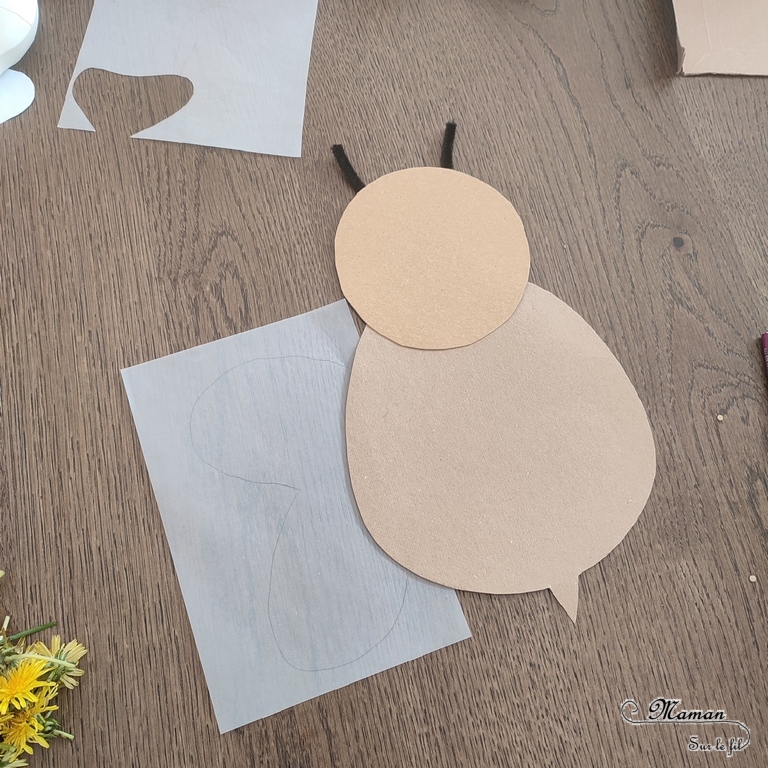 Activité créative et manuelle enfants - Fabriquer une abeille en carton et en pissenlits - Récup, recyclage, surcyclage - Découpage, bricolage, dessin, jeu DIY - Motricité fine et nature - Land art avec fleurs - Mettre les pissenlits ou autres fleurs jaunes dans les trous - Décoration - Bricolage facile et rapide pour le printemps ou un thème sur les insectes - Arts visuels Maternelle et élémentaire - Créativité - Cycle 1 ou 2 - tutoriel photos - mslf