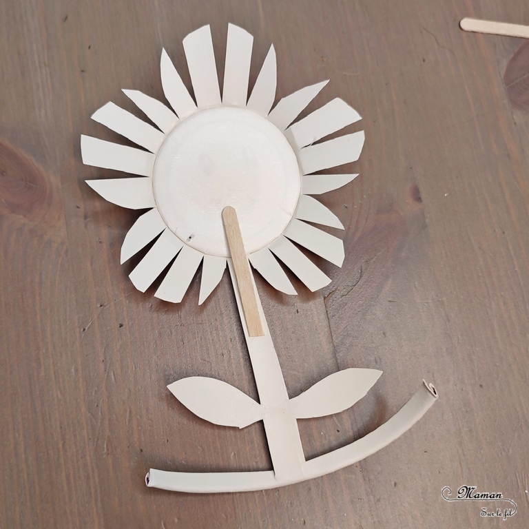 Fabriquer des fleurs avec des gobelets en carton colorés : une activité créative et manuelle enfants - Découpage et dessin pour un bricolage tout mignon - Bricolage à offrir pour les fêtes des mères, pères, grands-mères - Décoration 3D en relief - Champ de fleurs - Bricolage facile et original pour le printemps ou un thème sur les fleurs - Arts visuels Maternelle et élémentaire - Créativité - Cycle 1 ou 2 - Tutoriel Photos - mslf