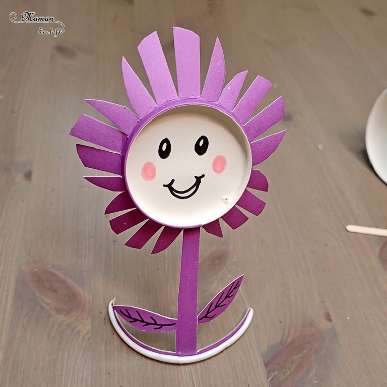 Fabriquer des fleurs avec des gobelets en carton colorés : une activité créative et manuelle enfants - Découpage et dessin pour un bricolage tout mignon - Bricolage à offrir pour les fêtes des mères, pères, grands-mères - Décoration 3D en relief - Champ de fleurs - Bricolage facile et original pour le printemps ou un thème sur les fleurs - Arts visuels Maternelle et élémentaire - Créativité - Cycle 1 ou 2 - Tutoriel Photos - mslf