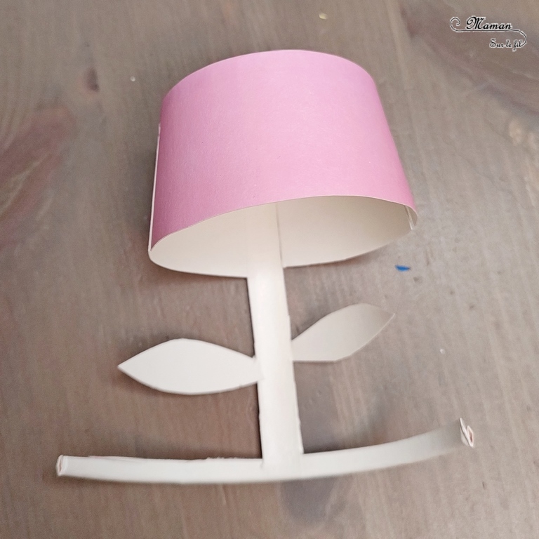 Fabriquer des fleurs avec des gobelets en carton colorés : une activité créative et manuelle enfants - Découpage et dessin pour un bricolage tout mignon - Bricolage à offrir pour les fêtes des mères, pères, grands-mères - Décoration 3D en relief - Champ de fleurs - Bricolage facile et original pour le printemps ou un thème sur les fleurs - Arts visuels Maternelle et élémentaire - Créativité - Cycle 1 ou 2 - Tutoriel Photos - mslf