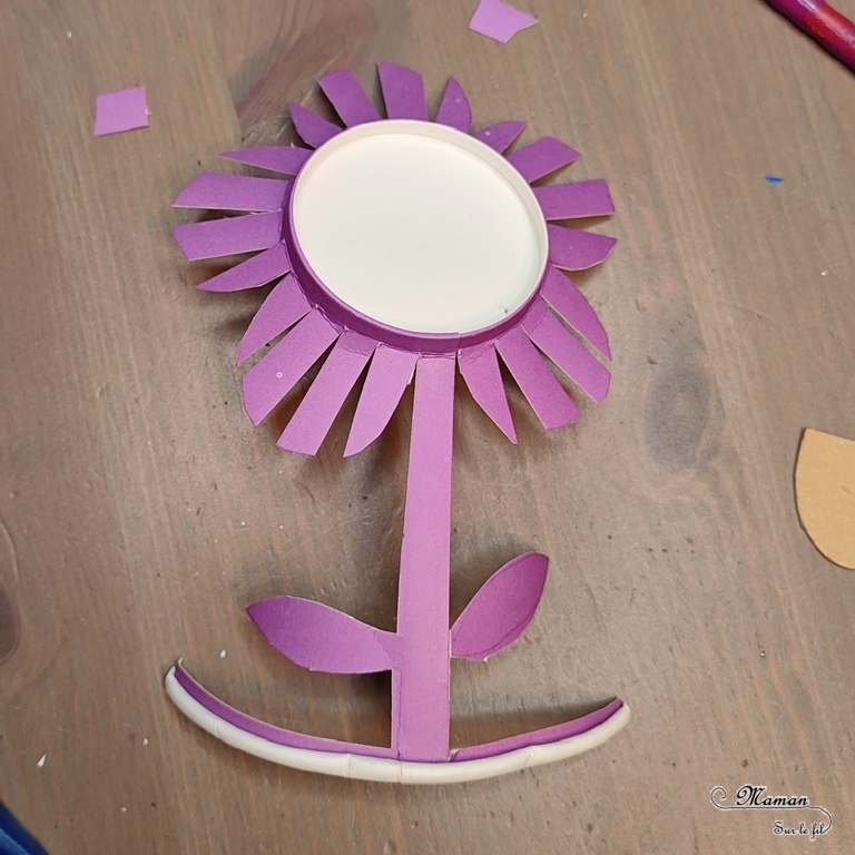 Fabriquer des fleurs avec des gobelets en carton colorés : une activité créative et manuelle enfants - Découpage et dessin pour un bricolage tout mignon - Bricolage à offrir pour les fêtes des mères, pères, grands-mères - Décoration 3D en relief - Champ de fleurs - Bricolage facile et original pour le printemps ou un thème sur les fleurs - Arts visuels Maternelle et élémentaire - Créativité - Cycle 1 ou 2 - Tutoriel Photos - mslf