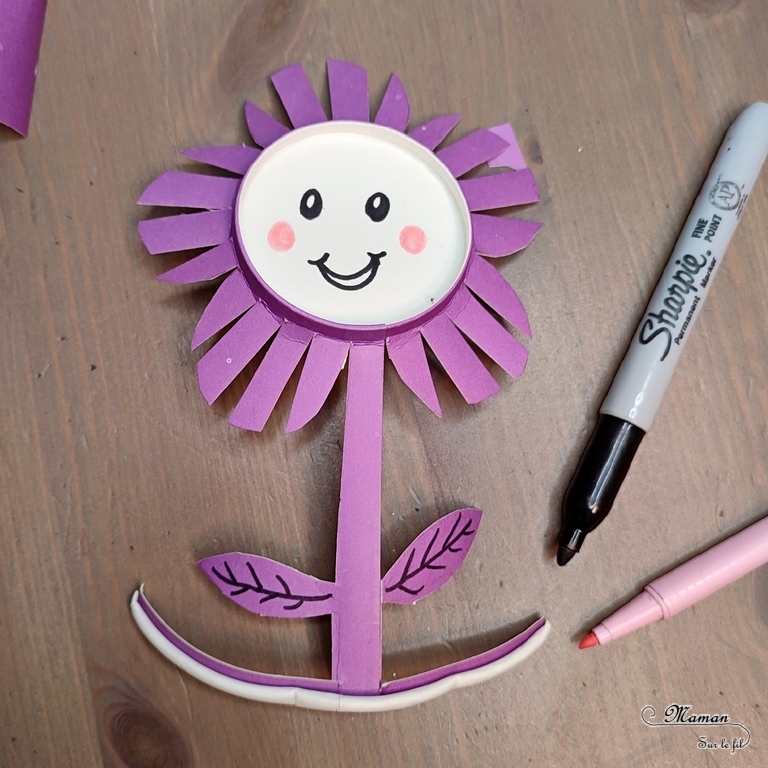 Fabriquer des fleurs avec des gobelets en carton colorés : une activité créative et manuelle enfants - Découpage et dessin pour un bricolage tout mignon - Bricolage à offrir pour les fêtes des mères, pères, grands-mères - Décoration 3D en relief - Champ de fleurs - Bricolage facile et original pour le printemps ou un thème sur les fleurs - Arts visuels Maternelle et élémentaire - Créativité - Cycle 1 ou 2 - Tutoriel Photos - mslf