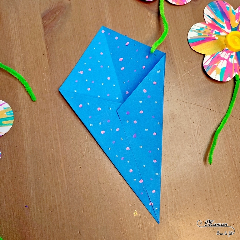 Créer un bouquet de fleurs en peinture à l'essoreuse à salade : une activité créative et manuelle enfants - Technique rigolote de peinture et récup' - Découpage, recyclage de bouchons - Bricolage à offrir pour les fêtes - Décoration - Bricolage facile et original pour le printemps ou un thème sur les fleurs - Arts visuels Maternelle et élémentaire - Créativité - Cycle 1 ou 2 - Tutoriel Photos - mslf