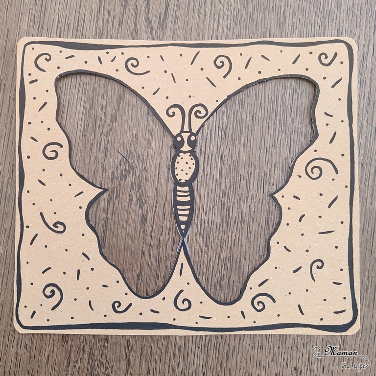 Un papillon en carton à décorer à volonté : activité créative et manuelle enfants - Récup, recyclage, surcyclage de carton et Land art - bricolage, dessin, jeu DIY - Invitation à créer dans la nature ou pas - Décoration - Bricolage facile et rapide pour le printemps ou un thème sur les insectes - Arts visuels Maternelle et élémentaire - Créativité - Cycle 1 ou 2 - tutoriel photos - mslf