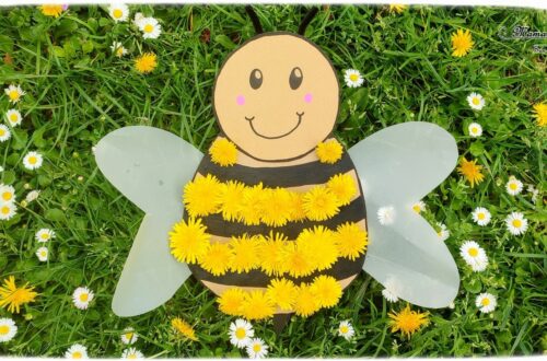 Activité créative et manuelle enfants - Fabriquer une abeille en carton et en pissenlits - Récup, recyclage, surcyclage - Découpage, bricolage, dessin, jeu DIY - Motricité fine et nature - Land art avec fleurs - Mettre les pissenlits ou autres fleurs jaunes dans les trous - Décoration - Bricolage facile et rapide pour le printemps ou un thème sur les insectes - Arts visuels Maternelle et élémentaire - Créativité - Cycle 1 ou 2 - tutoriel photos - mslf