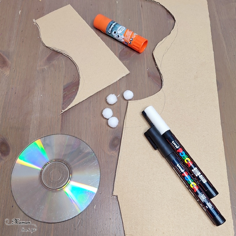 Activité créative et manuelle enfants - Fabriquer des banjos avec des CD et du carton - Bricolage récup' avec des pompons - Récup, recyclage, surcyclage - Découpage, bricolage, collage - Bricolage facile et rapide pour un thème sur la fête de la musique - Arts visuels et atelier Maternelle et élémentaire - Créativité - Cycle 1 ou 2 - tutoriel photos - mslf