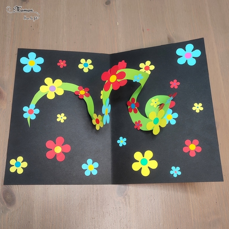 Créer une carte fleurs Surprise et pop-up : une activité créative et manuelle enfants - Bricolage avec découpage, collage, gommettes et perforatrices - Carte en relief et Cadeau à offrir pour fête des mères, mamans, pères, grands-mères, parents... - Bricolage facile et original pour le printemps ou un thème sur les fleurs - Carte pour la fin d'année - Arts visuels Maternelle et élémentaire - Créativité - Cycle 1 ou 2 - Tutoriel Photos et vidéo - mslf