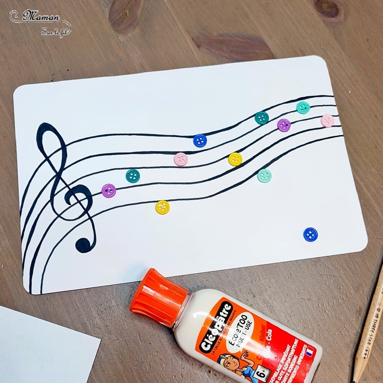 Activité créative et manuelle enfants - Fabriquer une carte Partition de musique avec des boutons - Récup, recyclage, surcyclage - Collage et dessin - Bricolage facile et rapide pour un thème sur la fête de la musique - Arts visuels Maternelle et élémentaire - Créativité - Cycle 1 ou 2 - à offrir - tutoriel photos - mslf