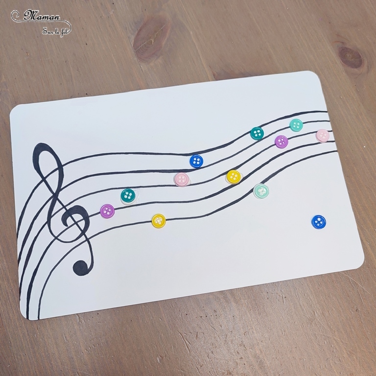 Activité créative et manuelle enfants - Fabriquer une carte Partition de musique avec des boutons - Récup, recyclage, surcyclage - Collage et dessin - Bricolage facile et rapide pour un thème sur la fête de la musique - Arts visuels Maternelle et élémentaire - Créativité - Cycle 1 ou 2 - à offrir - tutoriel photos - mslf