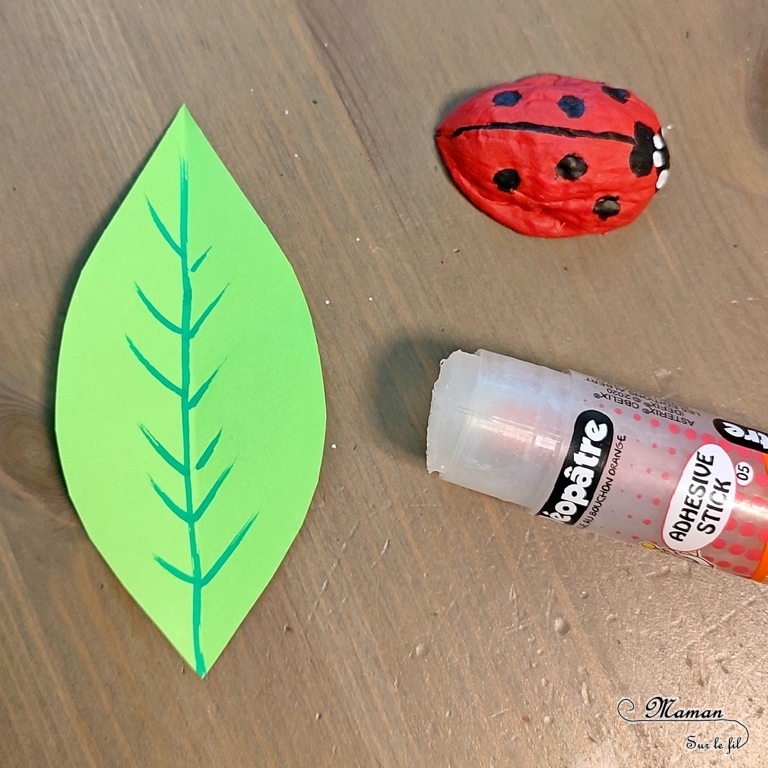 Activité créative et manuelle enfants - Fabriquer des coccinelles avec des coquilles de noix - Bricolage Récup', Nature, Land art, peinture et Dessin - Découpage feuilles en papier - recyclage, surcyclage - Bricolage facile et rigolo pour le printemps ou un thème sur les insectes, petites bêtes et animaux - Arts visuels Maternelle et élémentaire - Créativité - Cycle 1 ou 2 - Tutoriel Photos - mslf