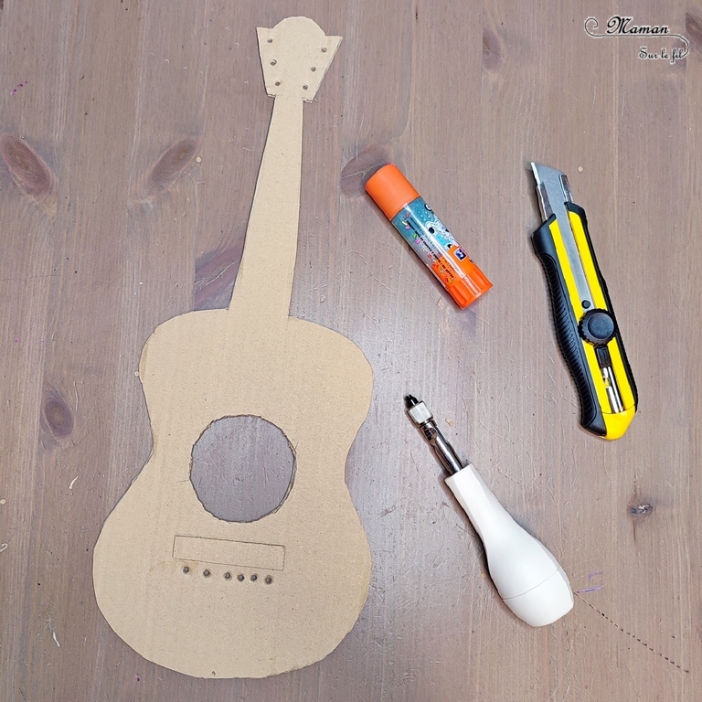 Activité créative et manuelle enfants - Fabriquer des instruments de musique à tisser - Harpe et guitare en carton et cordes tissées avec de la laine - Récup, recyclage, surcyclage - Découpage, bricolage, jeu DIY - Motricité fine - Bricolage facile et rapide pour un thème sur la fête de la musique - Arts visuels et atelier Maternelle et élémentaire - Créativité - Cycle 1 ou 2 - tutoriel photos - mslf