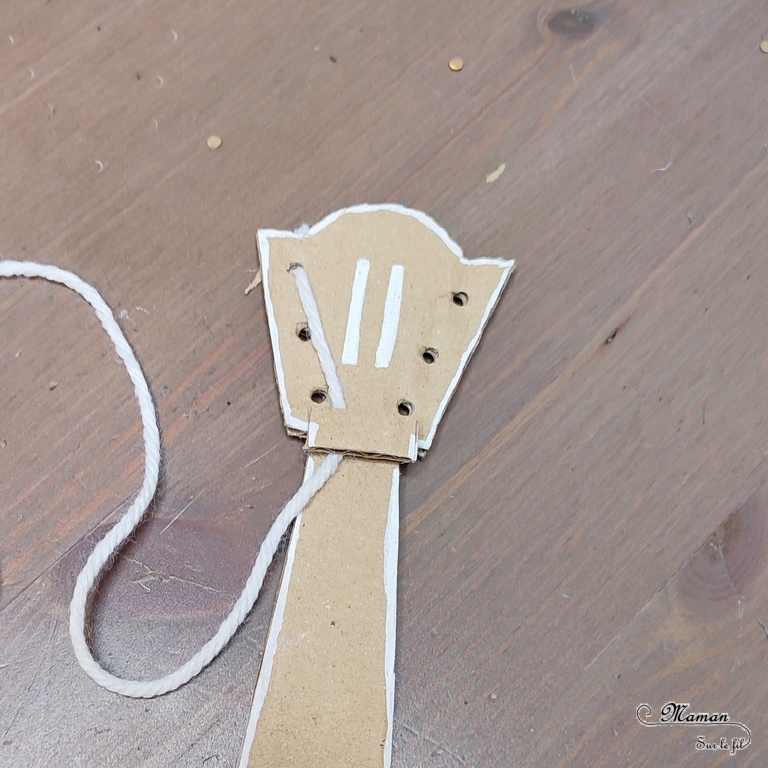 Activité créative et manuelle enfants - Fabriquer des instruments de musique à tisser - Harpe et guitare en carton et cordes tissées avec de la laine - Récup, recyclage, surcyclage - Découpage, bricolage, jeu DIY - Motricité fine - Bricolage facile et rapide pour un thème sur la fête de la musique - Arts visuels et atelier Maternelle et élémentaire - Créativité - Cycle 1 ou 2 - tutoriel photos - mslf