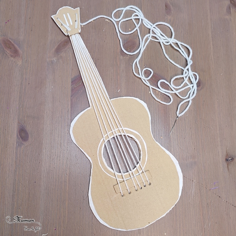 Activité créative et manuelle enfants - Fabriquer des instruments de musique à tisser - Harpe et guitare en carton et cordes tissées avec de la laine - Récup, recyclage, surcyclage - Découpage, bricolage, jeu DIY - Motricité fine - Bricolage facile et rapide pour un thème sur la fête de la musique - Arts visuels et atelier Maternelle et élémentaire - Créativité - Cycle 1 ou 2 - tutoriel photos - mslf