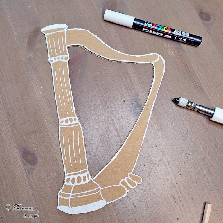 Activité créative et manuelle enfants - Fabriquer des instruments de musique à tisser - Harpe et guitare en carton et cordes tissées avec de la laine - Récup, recyclage, surcyclage - Découpage, bricolage, jeu DIY - Motricité fine - Bricolage facile et rapide pour un thème sur la fête de la musique - Arts visuels et atelier Maternelle et élémentaire - Créativité - Cycle 1 ou 2 - tutoriel photos - mslf