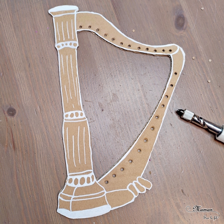 Activité créative et manuelle enfants - Fabriquer des instruments de musique à tisser - Harpe et guitare en carton et cordes tissées avec de la laine - Récup, recyclage, surcyclage - Découpage, bricolage, jeu DIY - Motricité fine - Bricolage facile et rapide pour un thème sur la fête de la musique - Arts visuels et atelier Maternelle et élémentaire - Créativité - Cycle 1 ou 2 - tutoriel photos - mslf