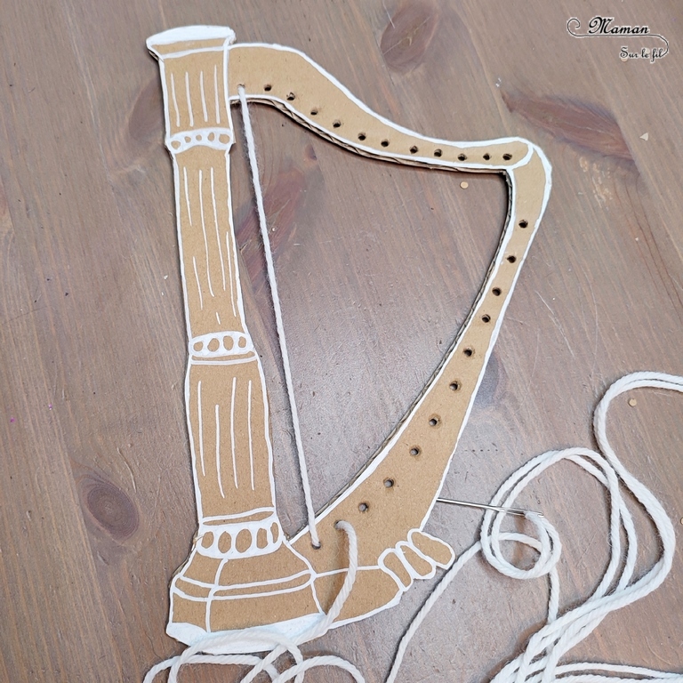 Activité créative et manuelle enfants - Fabriquer des instruments de musique à tisser - Harpe et guitare en carton et cordes tissées avec de la laine - Récup, recyclage, surcyclage - Découpage, bricolage, jeu DIY - Motricité fine - Bricolage facile et rapide pour un thème sur la fête de la musique - Arts visuels et atelier Maternelle et élémentaire - Créativité - Cycle 1 ou 2 - tutoriel photos - mslf