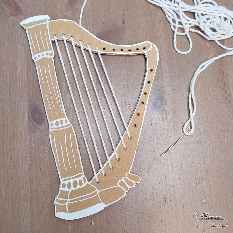 Activité créative et manuelle enfants - Fabriquer des instruments de musique à tisser - Harpe et guitare en carton et cordes tissées avec de la laine - Récup, recyclage, surcyclage - Découpage, bricolage, jeu DIY - Motricité fine - Bricolage facile et rapide pour un thème sur la fête de la musique - Arts visuels et atelier Maternelle et élémentaire - Créativité - Cycle 1 ou 2 - tutoriel photos - mslf