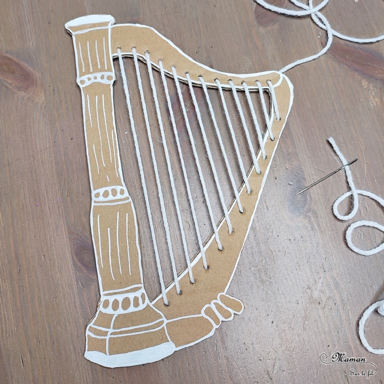 Activité créative et manuelle enfants - Fabriquer des instruments de musique à tisser - Harpe et guitare en carton et cordes tissées avec de la laine - Récup, recyclage, surcyclage - Découpage, bricolage, jeu DIY - Motricité fine - Bricolage facile et rapide pour un thème sur la fête de la musique - Arts visuels et atelier Maternelle et élémentaire - Créativité - Cycle 1 ou 2 - tutoriel photos - mslf