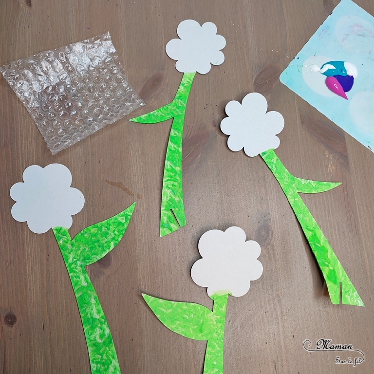 Pot de fleurs en carton à décorer : une activité créative et manuelle enfants - Peinture au papier froissé et au papier bulles, gommettes - Cadeau à offrir pour fête des mères, pères, grands-mères, parents... - Bricolage facile et original pour la fin d'année, le printemps ou un thème sur les fleurs - Arts visuels Maternelle et élémentaire - Créativité - Objet à fabriquer et décorer - Cycle 1 ou 2 - Tutoriel Photos - mslf