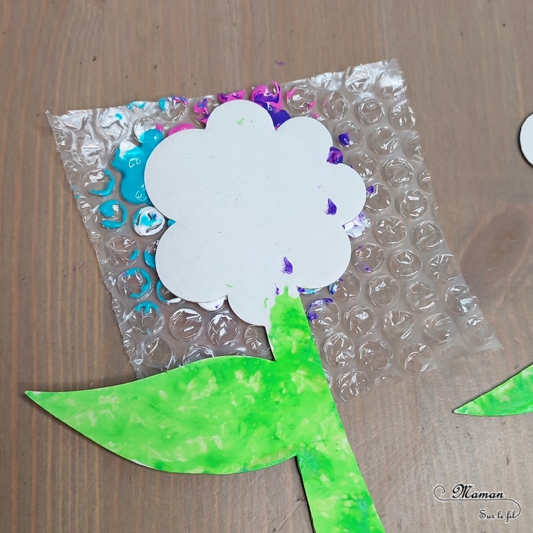 Pot de fleurs en carton à décorer : une activité créative et manuelle enfants - Peinture au papier froissé et au papier bulles, gommettes - Cadeau à offrir pour fête des mères, pères, grands-mères, parents... - Bricolage facile et original pour la fin d'année, le printemps ou un thème sur les fleurs - Arts visuels Maternelle et élémentaire - Créativité - Objet à fabriquer et décorer - Cycle 1 ou 2 - Tutoriel Photos - mslf