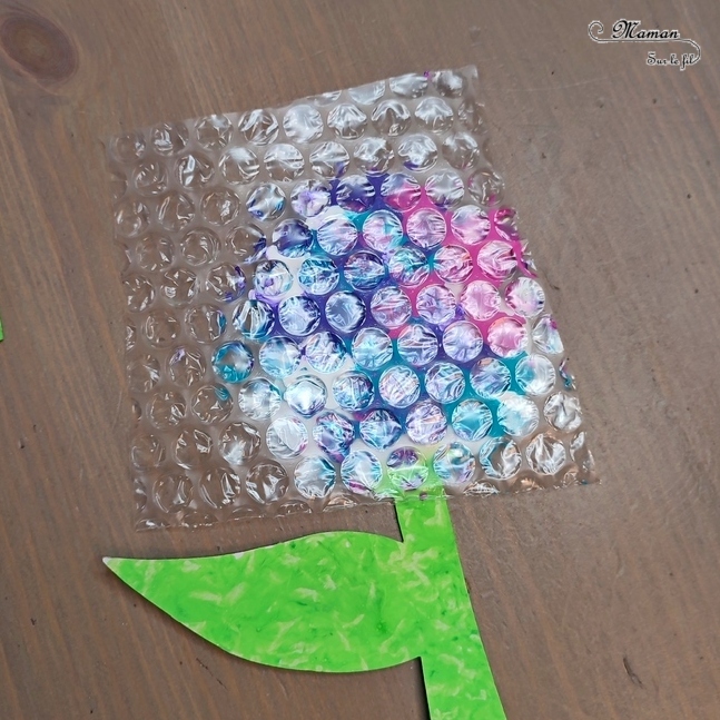 Pot de fleurs en carton à décorer : une activité créative et manuelle enfants - Peinture au papier froissé et au papier bulles, gommettes - Cadeau à offrir pour fête des mères, pères, grands-mères, parents... - Bricolage facile et original pour la fin d'année, le printemps ou un thème sur les fleurs - Arts visuels Maternelle et élémentaire - Créativité - Objet à fabriquer et décorer - Cycle 1 ou 2 - Tutoriel Photos - mslf