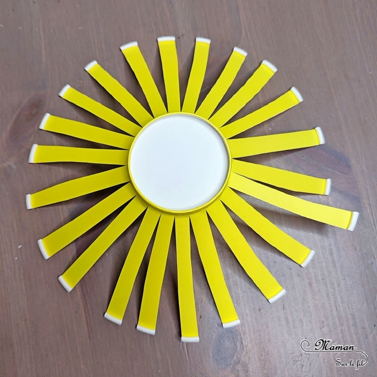 Activité créative, manuelle et récup' enfants - Fabriquer un soleil avec un gobelet en carton - Bricolage avec des verres en carton - Recyclage, Surcyclage - Découpage et enroulage de bandes - Motricité fine - Bricolage facile et rapide pour un thème sur la météo, le ciel ou l'été - Arts visuels et atelier Maternelle et élémentaire - Créativité - Cycle 1 ou 2 - tutoriel photos - mslf