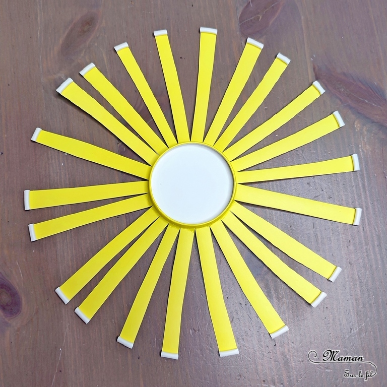 Activité créative, manuelle et récup' enfants - Fabriquer un soleil avec un gobelet en carton - Bricolage avec des verres en carton - Recyclage, Surcyclage - Découpage et enroulage de bandes - Motricité fine - Bricolage facile et rapide pour un thème sur la météo, le ciel ou l'été - Arts visuels et atelier Maternelle et élémentaire - Créativité - Cycle 1 ou 2 - tutoriel photos - mslf