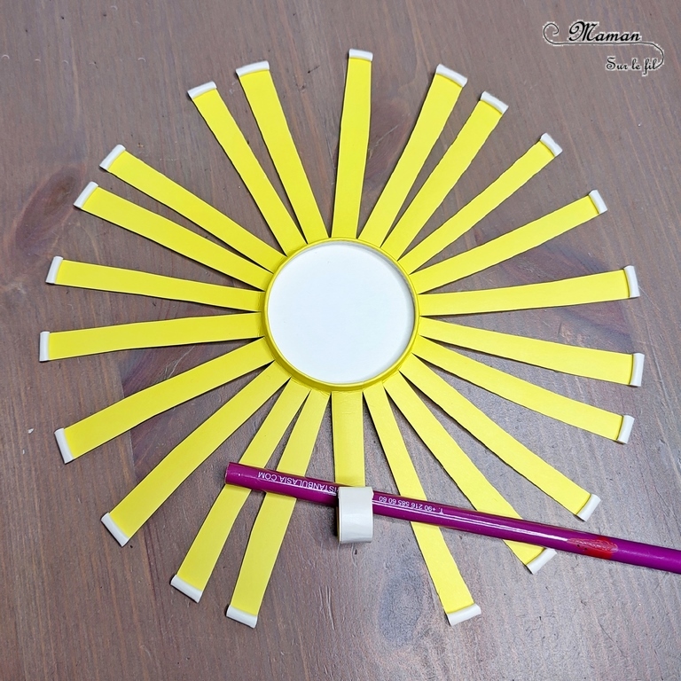 Activité créative, manuelle et récup' enfants - Fabriquer un soleil avec un gobelet en carton - Bricolage avec des verres en carton - Recyclage, Surcyclage - Découpage et enroulage de bandes - Motricité fine - Bricolage facile et rapide pour un thème sur la météo, le ciel ou l'été - Arts visuels et atelier Maternelle et élémentaire - Créativité - Cycle 1 ou 2 - tutoriel photos - mslf