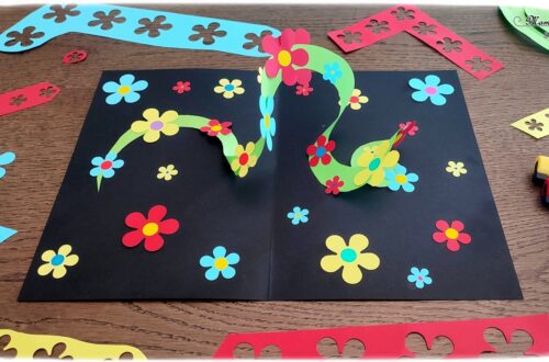 Créer une carte fleurs Surprise et pop-up : une activité créative et manuelle enfants - Bricolage avec découpage, collage, gommettes et perforatrices - Carte en relief et Cadeau à offrir pour fête des mères, mamans, pères, grands-mères, parents... - Bricolage facile et original pour le printemps ou un thème sur les fleurs - Carte pour la fin d'année - Arts visuels Maternelle et élémentaire - Créativité - Cycle 1 ou 2 - Tutoriel Photos et vidéo - mslf