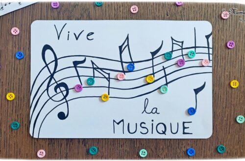 Activité créative et manuelle enfants - Fabriquer une carte Partition de musique avec des boutons - Récup, recyclage, surcyclage - Collage et dessin - Bricolage facile et rapide pour un thème sur la fête de la musique - Arts visuels Maternelle et élémentaire - Créativité - Cycle 1 ou 2 - à offrir - tutoriel photos - mslf