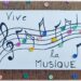 Activité créative et manuelle enfants - Fabriquer une carte Partition de musique avec des boutons - Récup, recyclage, surcyclage - Collage et dessin - Bricolage facile et rapide pour un thème sur la fête de la musique - Arts visuels Maternelle et élémentaire - Créativité - Cycle 1 ou 2 - à offrir - tutoriel photos - mslf