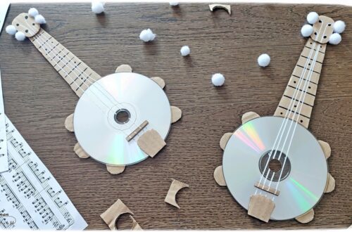Activité créative et manuelle enfants - Fabriquer des banjos avec des CD et du carton - Bricolage récup' avec des pompons - Récup, recyclage, surcyclage - Découpage, bricolage, collage - Bricolage facile et rapide pour un thème sur la fête de la musique - Arts visuels et atelier Maternelle et élémentaire - Créativité - Cycle 1 ou 2 - tutoriel photos - mslf