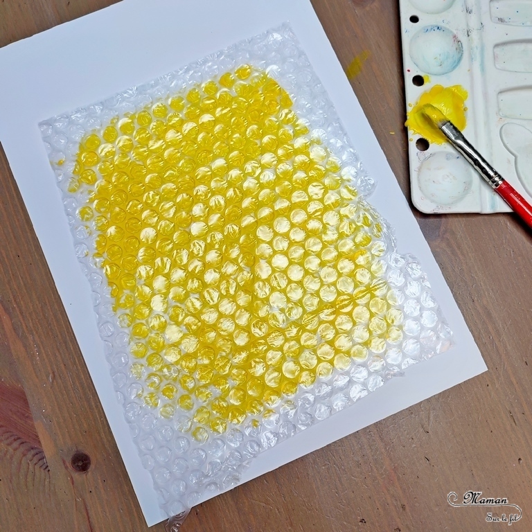 Activité créative et manuelle enfants - Peindre un ananas avec du papier bulles - Technique de peinture rigolote - Découpage, dessin, utilisation de la règle - Fruits d'été et tropicaux - Bricolage facile et rapide pour un thème sur les aliments, les fruits ou l'été - Tropiques et tropical - Arts visuels et atelier Maternelle et élémentaire - Créativité - Cycle 1 ou 2 - tutoriel photos - mslf