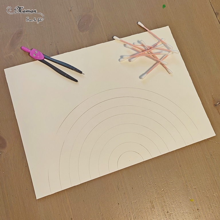 Activité créative, manuelle et peinture enfants - Arc-en-ciel peint avec des cotons-tiges - Technique de peinture rigolote avec coton-tige - Précision et patience - Travail autour des Couleurs, géométrie et compas - Bricolage facile pour un thème sur la météo, le ciel, le printemps ou l'été - Arts visuels et atelier Maternelle et élémentaire - Créativité - Cycle 1 ou 2 - tutoriel photos - mslf