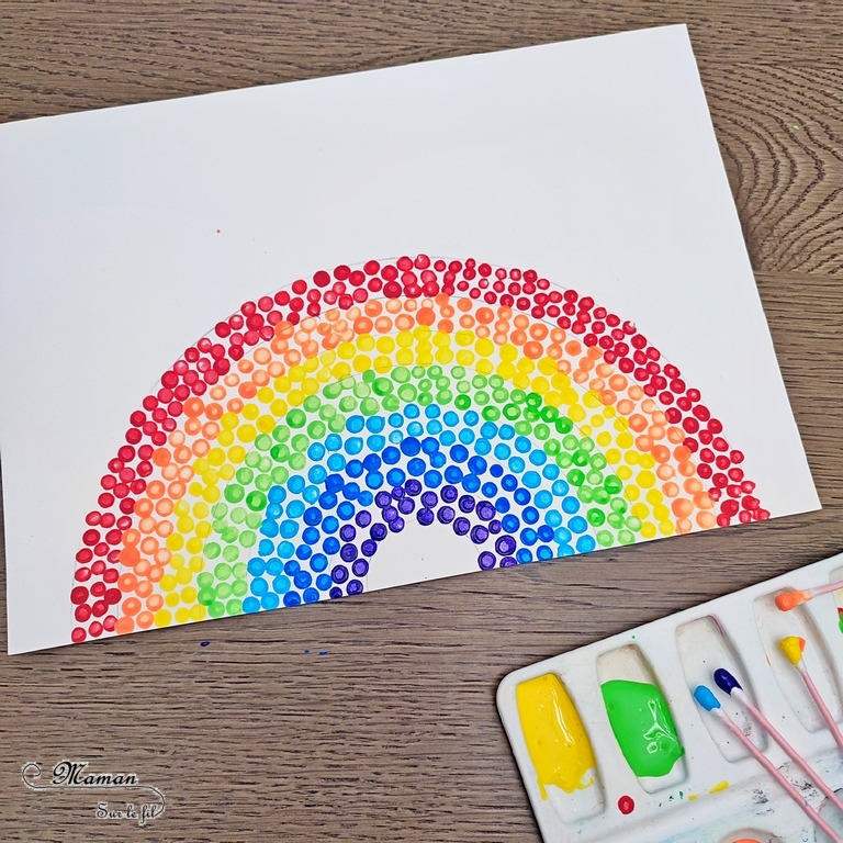 Activité créative, manuelle et peinture enfants - Arc-en-ciel peint avec des cotons-tiges - Technique de peinture rigolote avec coton-tige - Précision et patience - Travail autour des Couleurs, géométrie et compas - Bricolage facile pour un thème sur la météo, le ciel, le printemps ou l'été - Arts visuels et atelier Maternelle et élémentaire - Créativité - Cycle 1 ou 2 - tutoriel photos - mslf