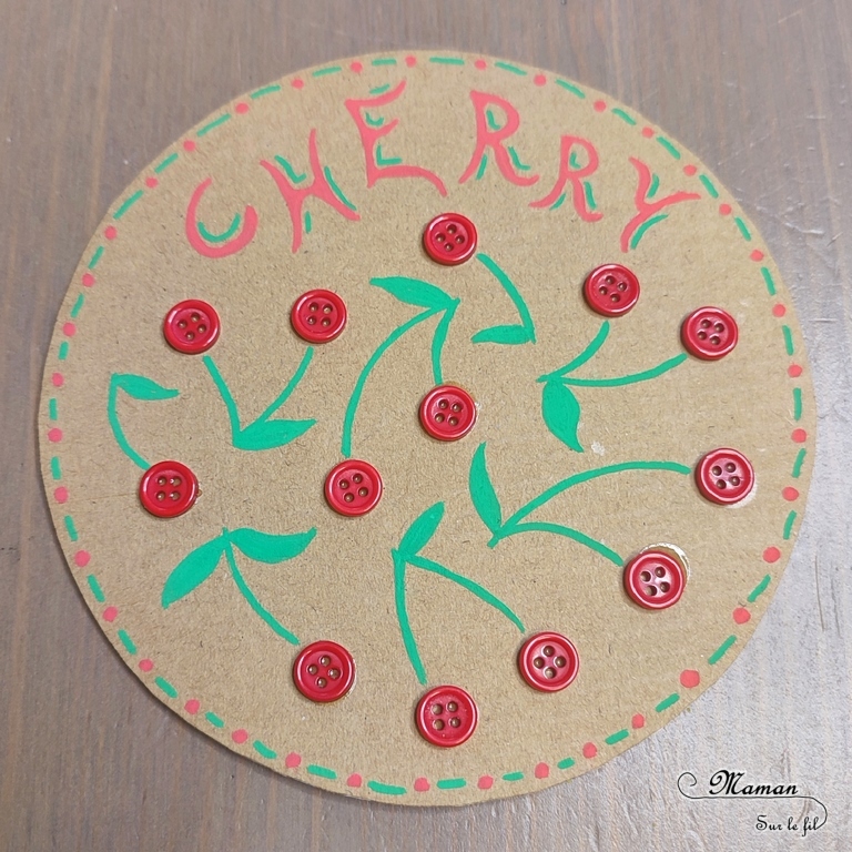 Activité créative et manuelle enfants - Créer une carte Cerises avec des boutons - Récup' de carton rond - Art visuels en cercle - Collage de boutons - Cadre en graphismes maternelle - Dessin et écriture - Recyclage, surcyclage - Fruits d'été - Bricolage facile et rapide pour un thème sur les aliments, les fruits ou l'été - Arts visuels et atelier Maternelle et élémentaire - Créativité - Cycle 1 ou 2 - tutoriel photos - mslf