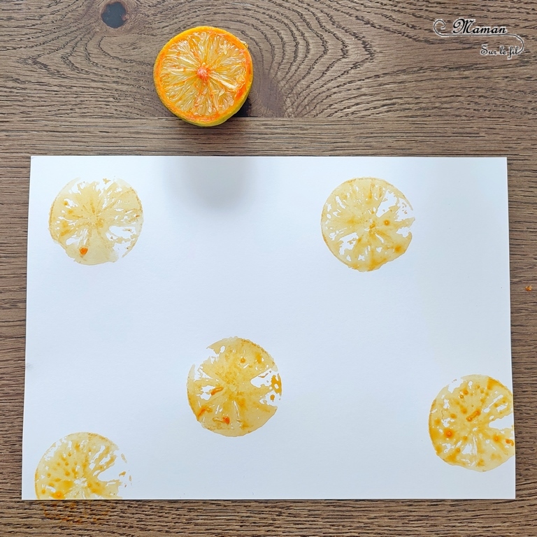 Activité créative et manuelle enfants - Peindre des empreintes de citron avec de l'encre - Tableau coloré et vitaminé - Dessins et graphismes au feutre fin pour art visuel épuré - Fruits d'été et agrumes - Bricolage facile et rapide pour un thème sur les aliments, les fruits ou l'été - Arts visuels et atelier Maternelle et élémentaire - Créativité - Cycle 1 ou 2 - tutoriel photos - mslf