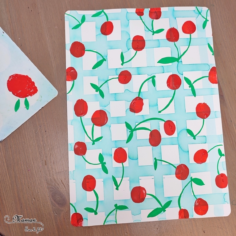 Activité créative et manuelle enfants - Peindre une nappe estivale avec des cerises - Lignes horizontales et verticales à l'encre à l'aide d'une grille de four Pastèque en feutrine - Quadrillage et graphisme maternelle - Cerises en peinture au doigt - Empreintes de doigts et dessin - Pique-Nique - Fruits d'été - Bricolage facile et rapide pour un thème sur les aliments, les fruits ou l'été - Arts visuels et atelier Maternelle et élémentaire - Créativité - Cycle 1 ou 2 - tutoriel photos et vidéo - mslf