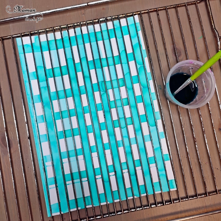 Activité créative et manuelle enfants - Peindre une nappe estivale avec des cerises - Lignes horizontales et verticales à l'encre à l'aide d'une grille de four Pastèque en feutrine - Quadrillage et graphisme maternelle - Cerises en peinture au doigt - Empreintes de doigts et dessin - Pique-Nique - Fruits d'été - Bricolage facile et rapide pour un thème sur les aliments, les fruits ou l'été - Arts visuels et atelier Maternelle et élémentaire - Créativité - Cycle 1 ou 2 - tutoriel photos et vidéo - mslf